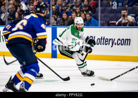 San Louis, Stati Uniti d'America. 28 Settembre, 2018. NHL pre-stagione: Dallas Stars a San Louis Blues. Tyler Seguin (91) taglia attraverso la zona di folle nel secondo periodo contro il St. Louis Blues. ©Ben Nichols/Alamy Live News Foto Stock