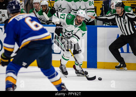 San Louis, Stati Uniti d'America. 28 Settembre, 2018. NHL pre-stagione: Dallas Stars a San Louis Blues. Alexander Radulov (47) fa passare attraverso la zona di folle nel terzo periodo. ©Ben Nichols/Alamy Live News Foto Stock