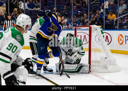 San Louis, Stati Uniti d'America. 28 Settembre, 2018. NHL pre-stagione: Dallas Stars a San Louis Blues. Portiere di Dallas Landon prua (41) soffoca un puck per mantenere il gioco vicino nel terzo periodo. ©Ben Nichols/Alamy Live News Foto Stock