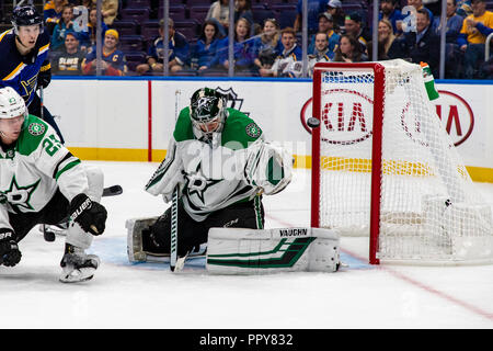 San Louis, Stati Uniti d'America. 28 Settembre, 2018. NHL pre-stagione: Dallas Stars a San Louis Blues. Landon prua (41) ottiene un pezzo del disco con il suo guanto per inviarlo in largo nel terzo periodo contro il blues. ©Ben Nichols/Alamy Live News Foto Stock