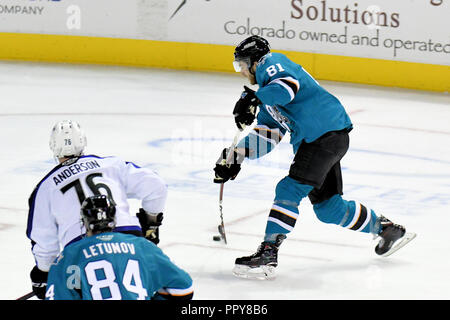 Loveland, Colorado, Stati Uniti d'America. 28 Sep, 2018. San Jose Barracuda defenceman Jeremy Roy (81) germogli e segna un punto nel primo periodo di San Jose Barracuda partita contro Colorado Aquile in AHL hockey presso la Budweiser Eventi Centro in Loveland, Colorado. San Jose ha vinto 5-3. Russell Hons/CSM/Alamy Live News Foto Stock