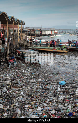 Acqua barche taxi operante in pieno Oceano di sacchetti di plastica, bottiglie di plastica polistirene e altri rifiuti in Semporna, Borneo Malaysia Foto Stock