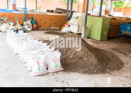 PUDUCHERY, Pondicherry, Tamil Nadu, India - Marzo circa, 2018. Le donne indiane sono lo smistamento dei rifiuti in discariche per riciclare. Con guanti ans maschere per hy Foto Stock