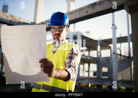 Costruzione foreman sul posto di lavoro Foto Stock