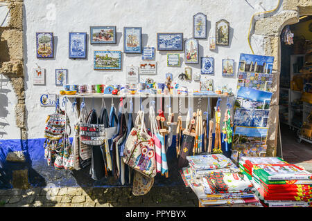 Obidos, Portogallo - 25 settembre, 2018: Portoghese tradizionale negozio di souvenir in vendita sul display acquisito nel centro storico della città di Obidos, Portogallo Foto Stock