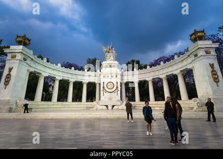 Le persone che visitano Benito Juárez Emiciclo in Alameda Central Park, a Città del Messico Foto Stock