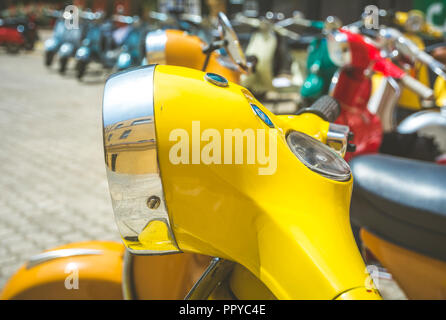 Piaggio Vespa scooter vintage incontro. Vintage Vespa giallo dal 50s. Processo di post in vintage styl Foto Stock