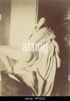 Dopo il bagno, Donna asciugando la schiena; Edgar Degas, francese, 1834 - 1917, 1896; gelatina silver stampa; 16,5 × 12 cm Foto Stock