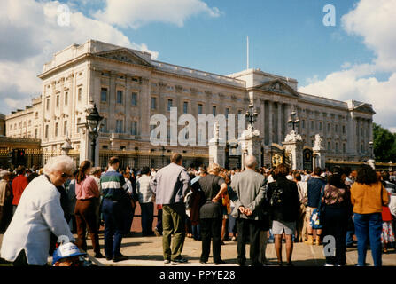 Buckingham Palace di Londra in 1995 con la folla di turisti davanti ai cancelli Foto Stock