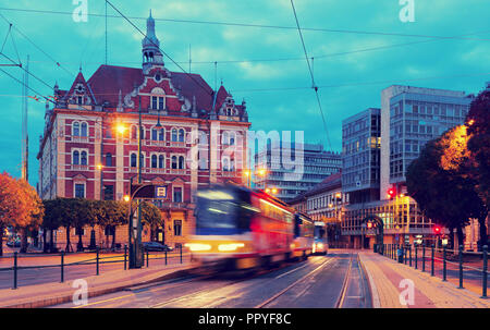 Il pittoresco paesaggio di Szeged strade nella notte le luci, Ungheria Foto Stock