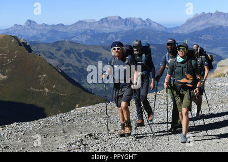 Sir Richard Branson (sinistra), il suo figlio Sam Branson (anteriore destro) e ex pista leader Karl Lokko (terzo da sinistra) impostazione a salire il monte bianco nelle Alpi nella fase finale della Vergine si sforzano sfida. Foto Stock