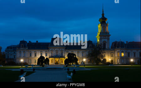 Foto di illuminazione notturna del Palazzo Festetics in ungherese Keszthely all'aperto. Foto Stock