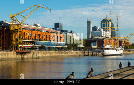 Porta nella città di Buenos Aires (Puerto Madero), costa del golfo La Plata. Buenos Aires, Argentina Foto Stock