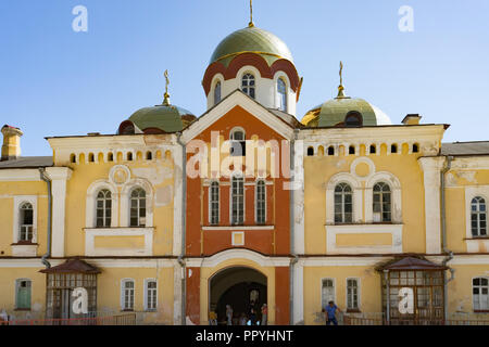 New Athos, Abkhazia-July 29, 2014: l'architettura dell'antico monastero contro il cielo blu. Foto Stock