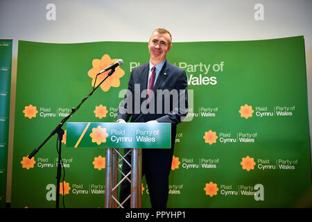 Nuovo leader di Plaid Cymru, Adam prezzo, sul palcoscenico dopo aver vinto il concorso di leadership risultato elettorale presso il Novotel Cardiff. Foto Stock
