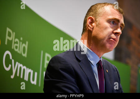 Nuovo leader di Plaid Cymru, Adam Prezzo, parla al leggio dopo aver vinto il concorso di leadership risultato elettorale presso il Novotel Cardiff. Foto Stock