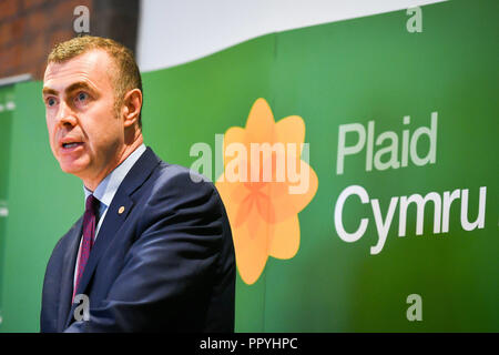 Nuovo leader di Plaid Cymru, Adam Prezzo, parla dopo aver vinto il concorso di leadership risultato elettorale presso il Novotel Cardiff. Foto Stock