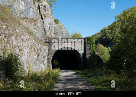 Il Rusher Tunnel di taglio sul sentiero Monsal Peak District Derbyshire Foto Stock