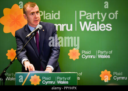 Nuovo leader di Plaid Cymru, Adam Prezzo, parla dopo aver vinto il concorso di leadership risultato elettorale presso il Novotel Cardiff. Foto Stock