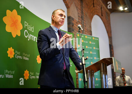 Nuovo leader di Plaid Cymru, Adam Prezzo, parla dopo aver vinto il concorso di leadership risultato elettorale presso il Novotel Cardiff. Foto Stock