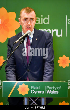 Nuovo leader di Plaid Cymru, Adam Prezzo, parla dopo aver vinto il concorso di leadership risultato elettorale presso il Novotel Cardiff. Foto Stock