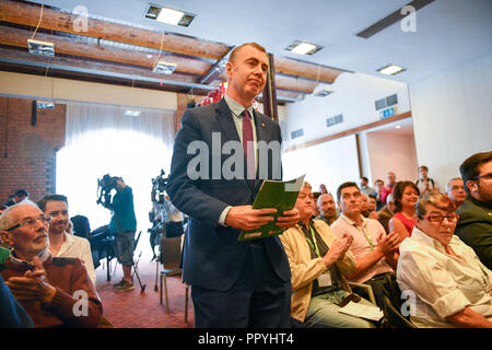 Nuovo leader di Plaid Cymru, Adam Prezzo, fa il suo modo sul palcoscenico dopo aver vinto il concorso di leadership risultato elettorale presso il Novotel Cardiff. Foto Stock
