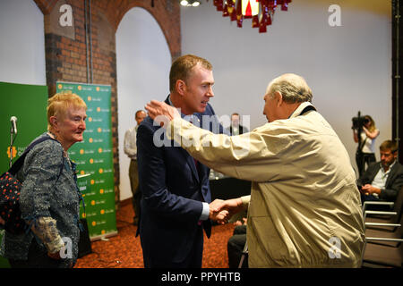 Nuovo leader di Plaid Cymru, Adam prezzo, è congratulato da sostenitori dopo aver vinto il concorso di leadership risultato elettorale presso il Novotel Cardiff. Foto Stock