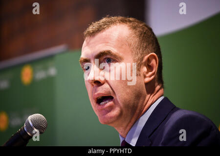 Nuovo leader di Plaid Cymru, Adam Prezzo, parla dopo aver vinto il concorso di leadership risultato elettorale presso il Novotel Cardiff. Foto Stock