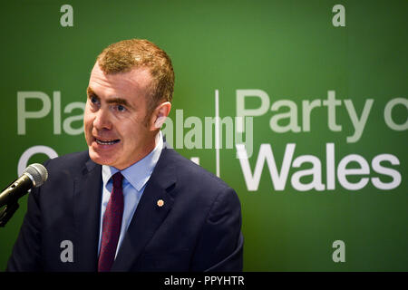 Nuovo leader di Plaid Cymru, Adam Prezzo, parla dopo aver vinto il concorso di leadership risultato elettorale presso il Novotel Cardiff. Foto Stock