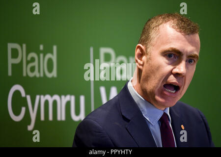 Nuovo leader di Plaid Cymru, Adam Prezzo, parla dopo aver vinto il concorso di leadership risultato elettorale presso il Novotel Cardiff. Foto Stock