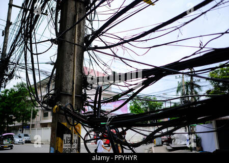 Fastidiosi cavi elettrici su una strada in Chiang Mai Thailandia Foto Stock