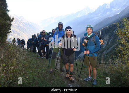 Sir Richard Branson, suo figlio Sam Branson (destra) e ex pista leader Karl Lokko (terzo da destra) impostazione a salire il monte bianco nelle Alpi nella fase finale della Vergine si sforzano sfida. Foto Stock