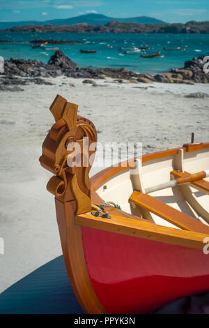 Intagliato cavallo celtico Design su Skiff di legno, Ebridi Interne, Scozia Foto Stock