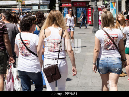 Le donne sulla parte di gallina in Madrid. Le donne indossano camicie Playboy. Madrid Spagna Foto Stock