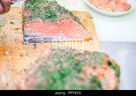 Il taglio di deliziosi salmone con erbe a fette per servire come antipasto Foto Stock