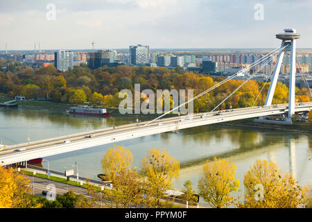 Veduta aerea di Bratislava con il famoso ponte SNP in autunno giorno nuvoloso Foto Stock