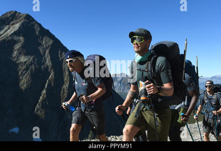 Sir Richard Branson (sinistra), il suo figlio Sam Branson e il nipote Noah Devereux (destra) salire Mont Blanc sulle Alpi nella fase finale della Vergine si sforzano sfida. Foto Stock