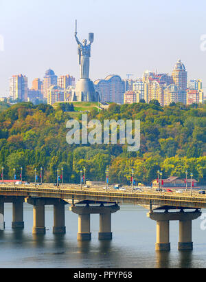 Paton ponte sopra il fiume Dnieper, Madre Patria monumento a Kiev, Ucraina Foto Stock