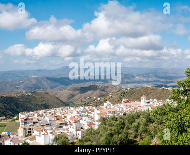 Vista della Valle di case bianche in Canillas de Acientuna da Sierras de Tejeda parco naturale, Axarquia, Andalusia, Spagna Foto Stock