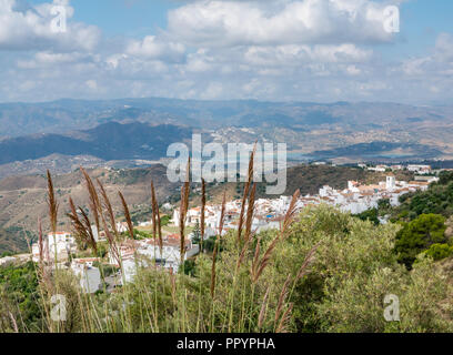 Vista della Valle di case bianche in Canillas de Acientuna da Sierras de Tejeda parco naturale, Axarquia, Andalusia, Spagna Foto Stock