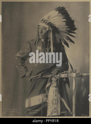 Testa di uccello, Sioux; Adolph F. Muhr, americano, morì 1913, Frank A. Rinehart, americano, 1861 - 1928, 1899; Platinum print Foto Stock