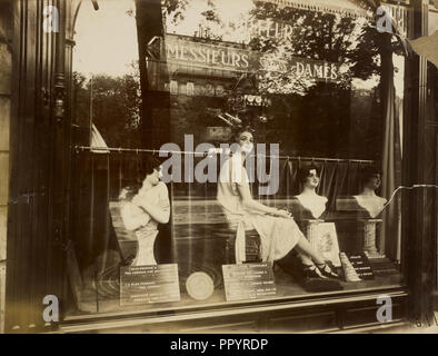 Salon de Coiffure, parucchiere, Eugène Atget, francese, 1857 - 1927, Parigi, Francia; 1926; gelatina cloruro di argento Foto Stock