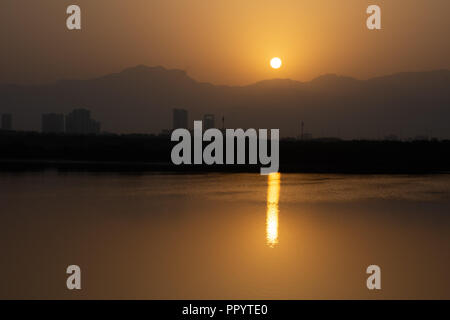 Alba sul Jebal Jais Mountain e Ras al Khaimah City Foto Stock