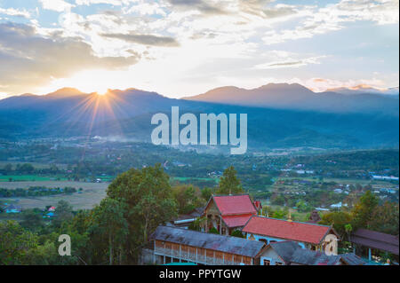Tramonto panoramico paesaggio con Pai villaggio nella valle di montagna, Thailandia Foto Stock
