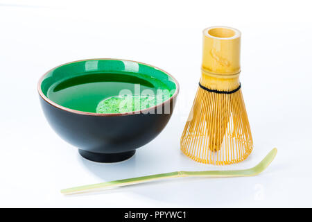 Tè verde Matcha con in coppa witj frusta e il bambù Foto Stock