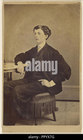 Giovane uomo seduto a tavola; James S. Woodley, American, attivo 1860s, 1870 - 1875; albume silver stampa Foto Stock