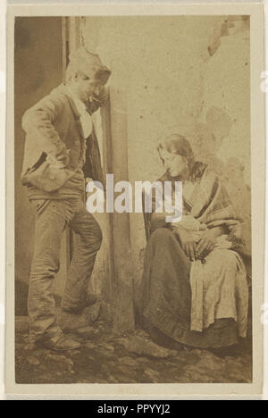 Uomo con calotta rotonda in piedi accanto a una donna seduta con il bambino; 1865 - 1870; albume silver stampa Foto Stock