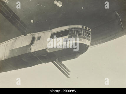 Vista del Blimp la Gondola; Fédèle Azari, Italiano, 1895 - 1930, Italia; 1914 - 1929; gelatina silver stampa; 11,5 x 16,2 cm Foto Stock