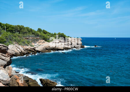 Una vista della Punta de Calafat cape, in Ametlla de Mar, Spagna, nella famosa Costa Daurada costa Foto Stock