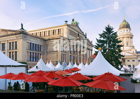 Berlino, Germania - 13 dicembre 2017: Mercatino di Natale in piazza Gendarmenmarkt in inverno Berlino, Germania. Fiera dell'avvento di decorazione e di bancarelle di artigianato che Foto Stock